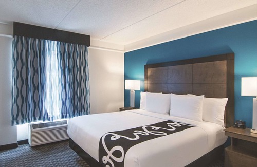 Orlando Hotel | Inviting King Room w/Pool & Free Breakfast – Cozy Stay near Orlando Attractions