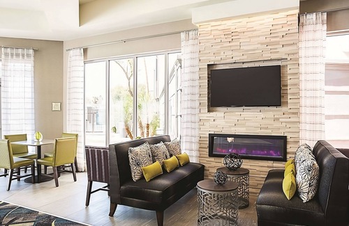 Phoenix Hotel | Inviting Room with Outdoor Pool and Complimentary Breakfast