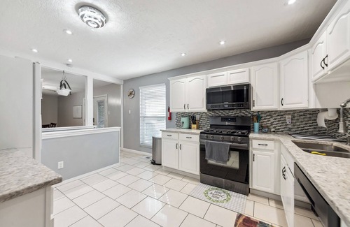 Mehlville House | Inviting St Louis Home w/Deck Near Forest Park!