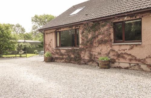 Drumnadrochit House | Iola
