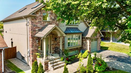 Markland Wood House | iResidence in Toronto - Unique Mansion - Fantastic Views with Breakfast