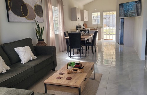 Discovery Bay House | Irie Rock 4 mins to the beach Cosy 2 bed with Modern Comforts in Discovery Bay