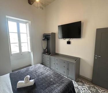 Paola Apartment | Iris -Paola Modern Townhouse