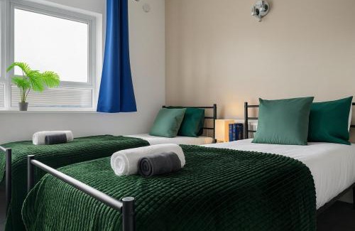 Island Gardens House | Iron House - Sleeps 11 - For Contractors & Families - Private Parking - Near Canary Wharf, ExCel, O2 & City AirPort