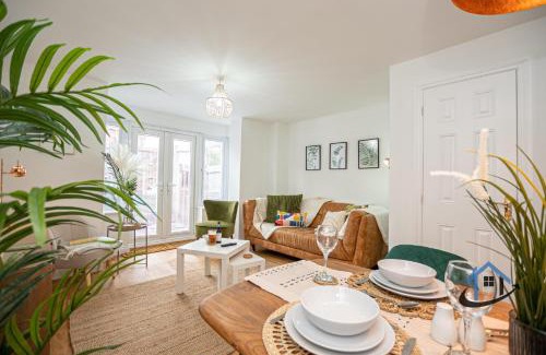 Thrapston House | Ironside House, Thrapston king or twin beds, free parking, workspace, corporates, sleeps 8