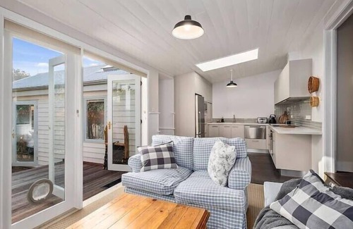 South Hobart House | Irresistible Historic Cottage, Close to the CBD.