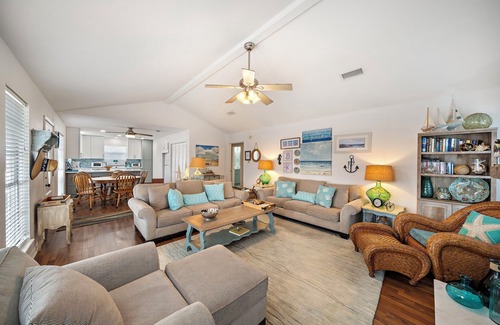 Pirates Beach House | Island Breeze | Short Walk to Beach