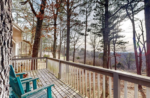 Eureka Springs Cottage | Island cottage on golf course with deck, fireplace - lake nearby