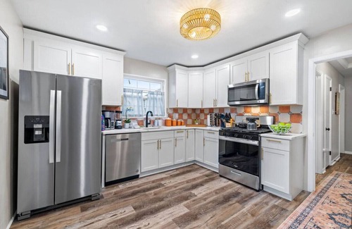 McKnight Apartment | Island Gem~Riverfront, Near RMU Sports Center~4 BR