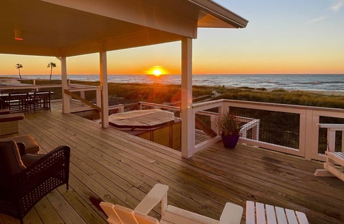 East End House | Island Getaway: Beachfront home with amazing outdoor space & private pool!