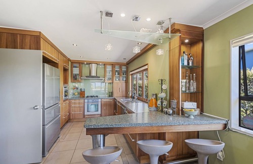 Paraparaumu Beach House | Island View Beach House - Paraparaumu Beach Home