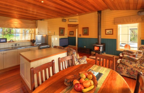 Smithton House | Island View Spa Cottage