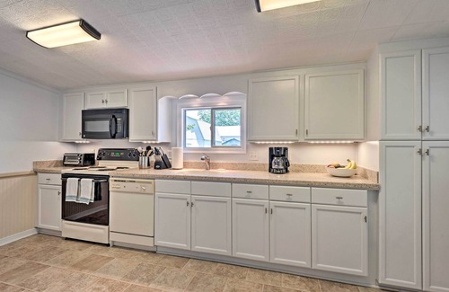 Colonial Beach House | 'Isle Have Another' - 1 Block to Colonial Beach!