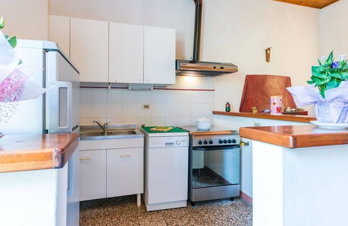 Rosignano Marittimo Villa | Nice apartment in villa for 17 guests with pool, TV, pets allowed and parking