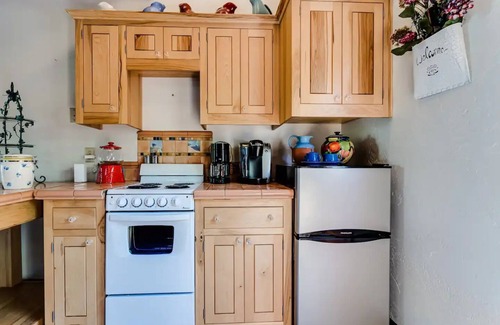 Eugene House | Italian Villa Guest Home 3 Miles to UO & Autzen Near Wine Country
