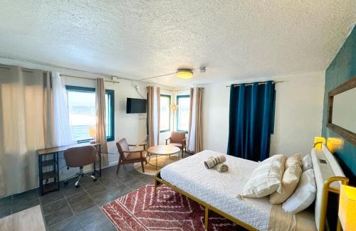 Pacific Beach Hostel | ITH San Diego Beach Bungalow Surf Hostel