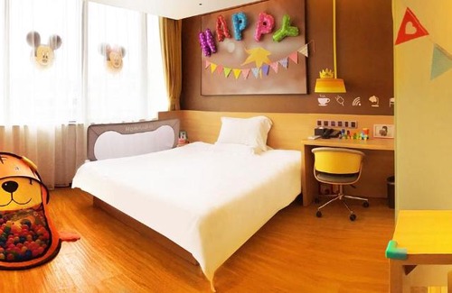 Chongyang Hotel | IU Hotel Chongzhou Qinhe Square