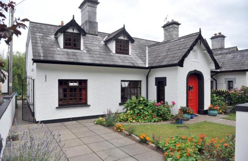 Killarney House | Ivy Cottage Steps from Killarney National Park