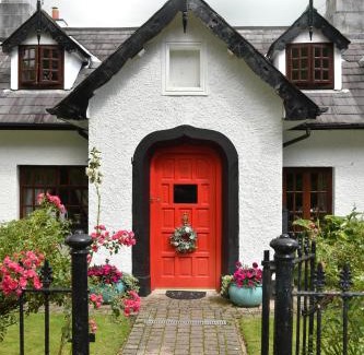 Killarney House | Ivy Cottage Steps from Killarney National Park