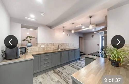 Kirk Sandall Cottage | Ivy House, 6-Beds, Sleeps 19 with Hot Tub