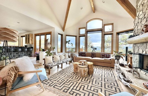 Boulder House | Ix'Calinda, Stunning Mountain Luxury Gateway, 15 mins to town.