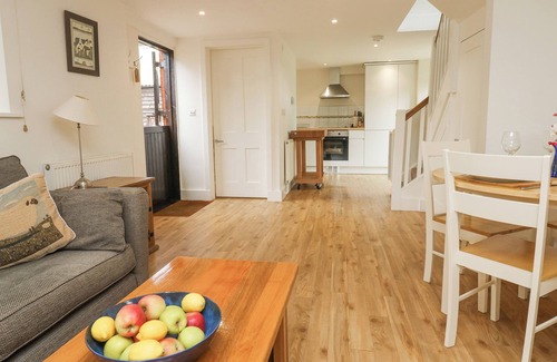 Ottery St Mary Cottage | IXWORTH COTTAGE, pet friendly, with a garden in Ottery St Mary