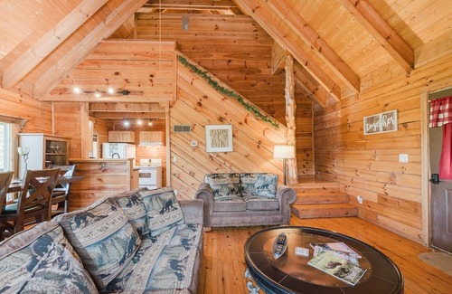 Townsend Cabin | J Willy's Refuge (2-Bedroom Cabin) with Mountain view - Pets Allowed by RedAwning