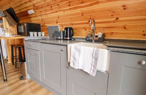 Knott End-on-Sea Cottage | JACKDAWS DEN, romantic, character holiday cottage in Lancaster
