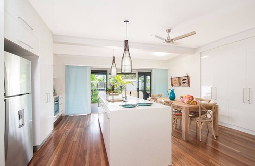 Newell House | Jalun BayunnFootsteps to the warm sands of Newell Beach - amazing family escape!