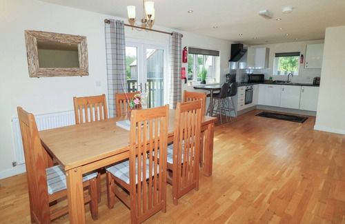 Brigg Cottage | JAMES VILLE MARINA LODGE 7, pet friendly, with a garden in Brigg