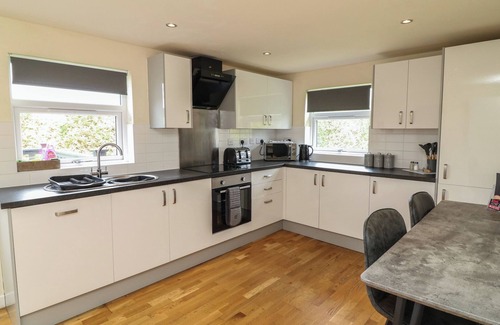 Brigg Cottage | JAMES VILLE MARINA LODGE 9, with hot tub in Brigg