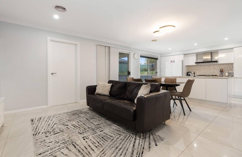 Bletchington House | Japonica Dream - Modern Family Home, Free Wifi