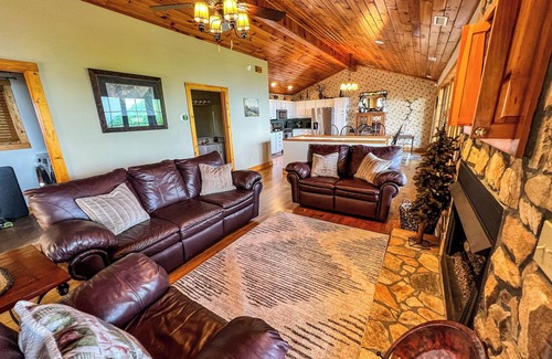 West Jefferson Cabin | Jasmine Heights Available Labor Day Weekend!