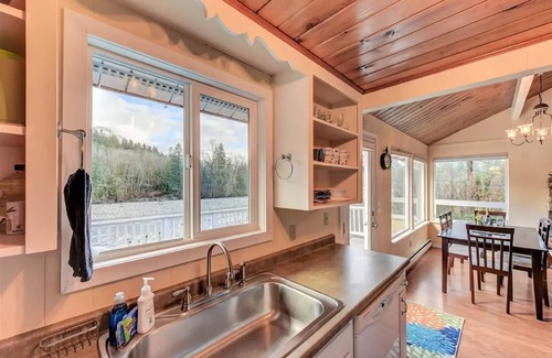 Gold Bar Cottage | Jaybird Retreat: 2 cozy cottages, riverfront & mountain views from hot tub