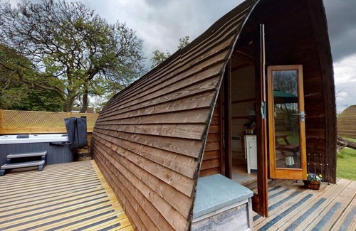 Leighton Buzzard House | Jazz - Delightful en-suite wigwam with hot tub