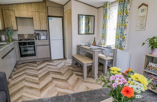 West Heslerton Cottage | JEAN'S PLACE, pet friendly, with hot tub in West Heslerton