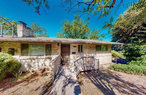 Friendly House | Jefferson Jolly
