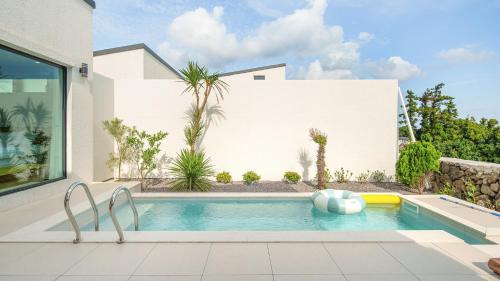 Pyoseon House | Jeju stay eden Dokche poolvila Pension