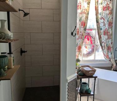Laurel Bed & Breakfast | Jenny's Downtown Hideaway Bed and Breakfast