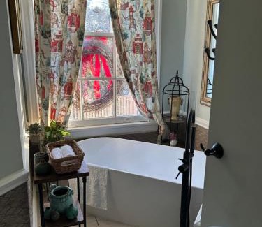 Laurel Bed & Breakfast | Jenny's Downtown Hideaway Bed and Breakfast
