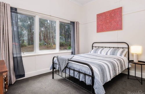 Wheatsheaf House | Jerendine Bush Retreat with wood fire & pet friendly