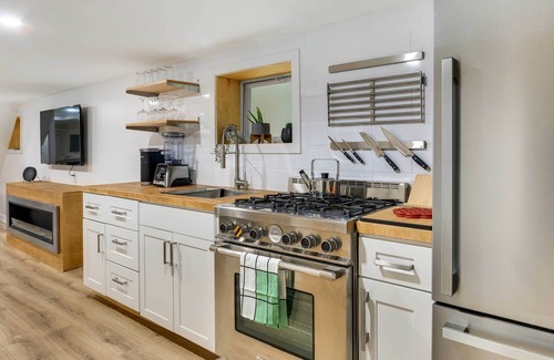 Jersey City Apartment | Jersey City Vacation Rental Near Light Rail!