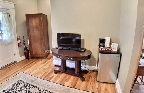 Eureka Springs Historic District Apartment | Jetted Tub for two + Balcony + Parking + Coffee