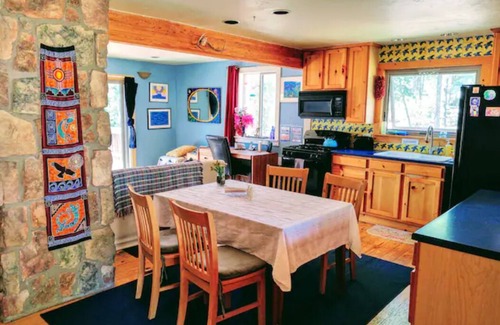 Coal Creek Cabin | Jetted Tub, Huge Deck, Fish tank and Romantic space for 2