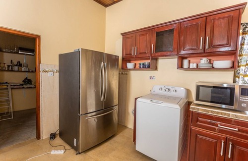 Accra House | JKD Villa Bed & Breakfast, 4 bedroom ensuite fully airconditioned