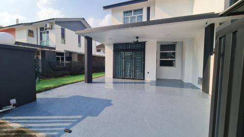 Johor Bahru House | JMKT 549 Homestay Mutiara Rini 8-10 pax