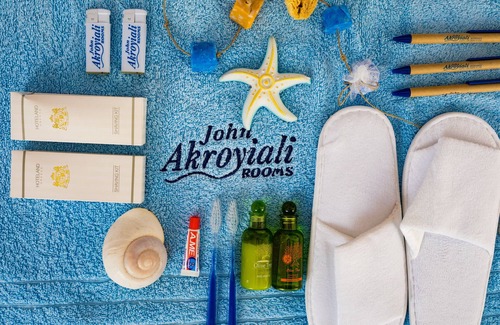 Loutro Bed & Breakfast | John Akroyiali rooms