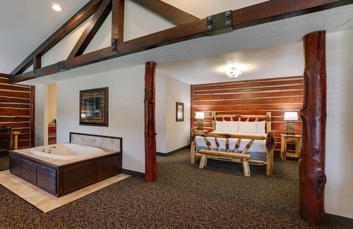 Johnston Hotel | Johnston Retreat: Enjoy On-site Bearly's Bar in Our Rustic-Themed Stay, Parking