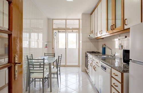 Maia Apartment | JOIVY Stylish City Centre Flat with Parking