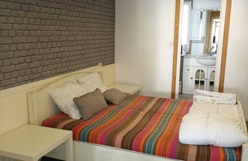Bourbon-l'Archambault Apartment | Jolie appartement avec terrasse a 200m des thermes